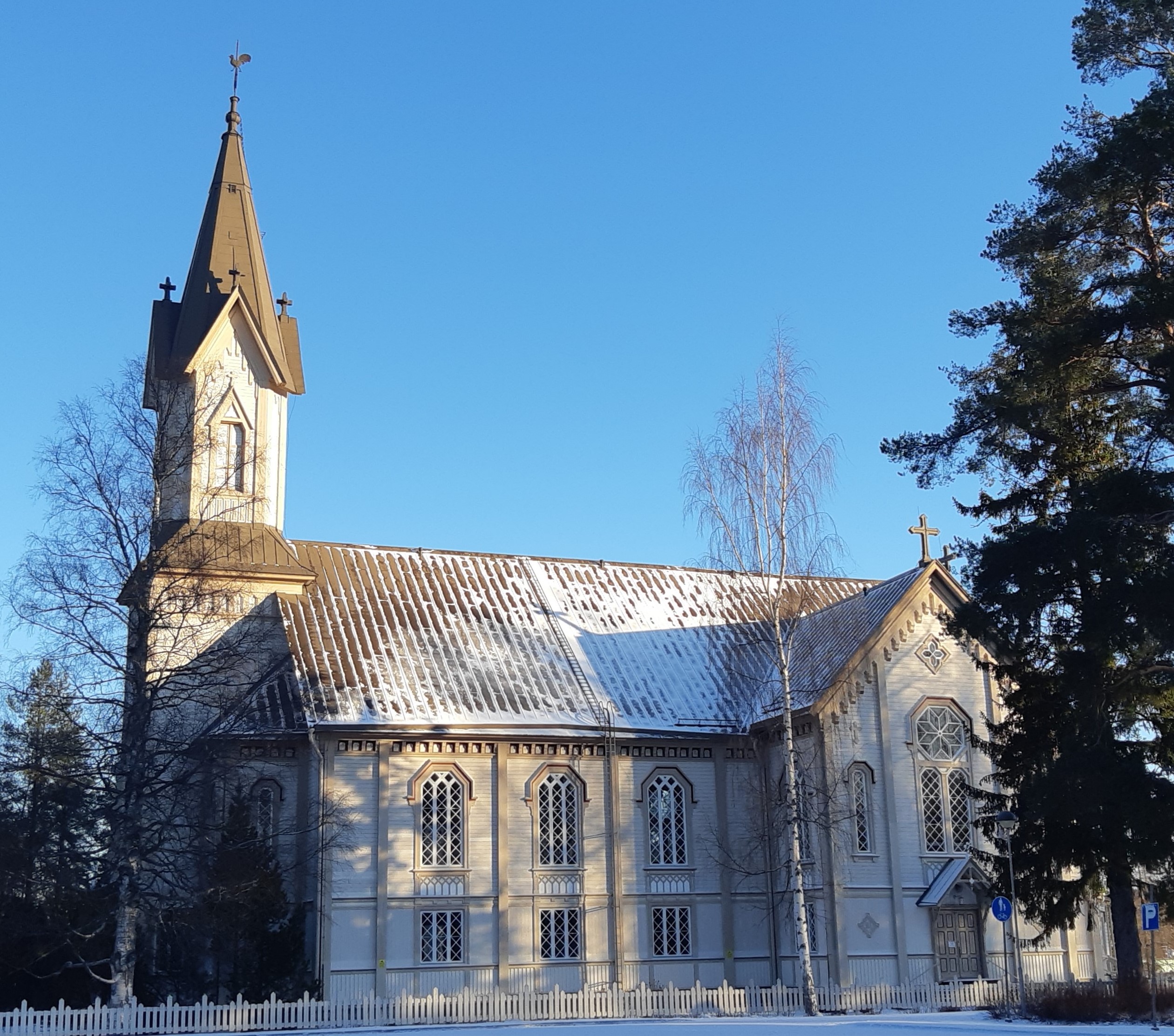 Hankasalmen kirkko sivusta kuvattuna talvella