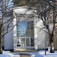 Kuva Hankasalmen seurakunnan siunauskappalista ulkoapäin pääovelle