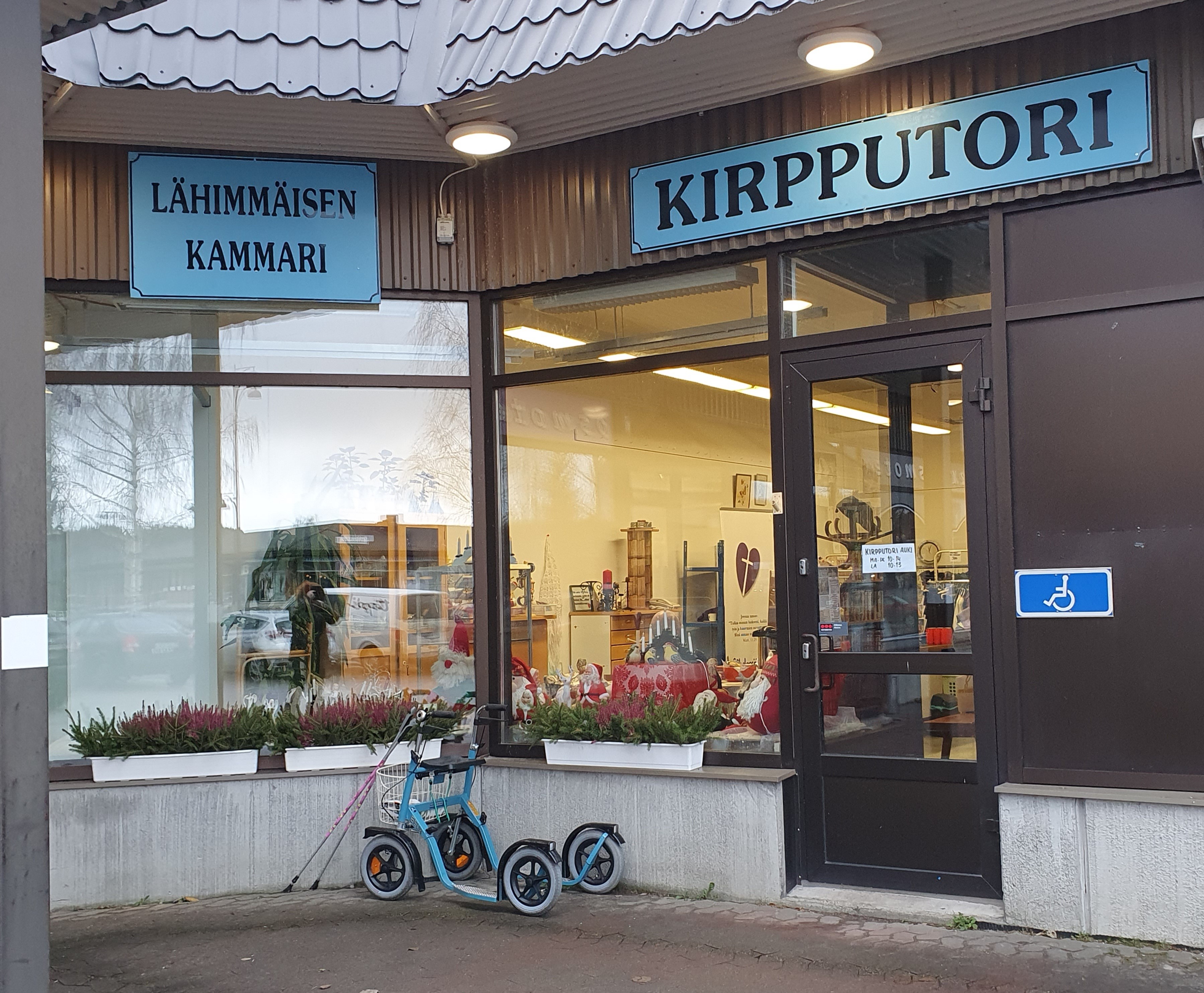 Kirpputorin ulko-ovi ja näyteikkuna