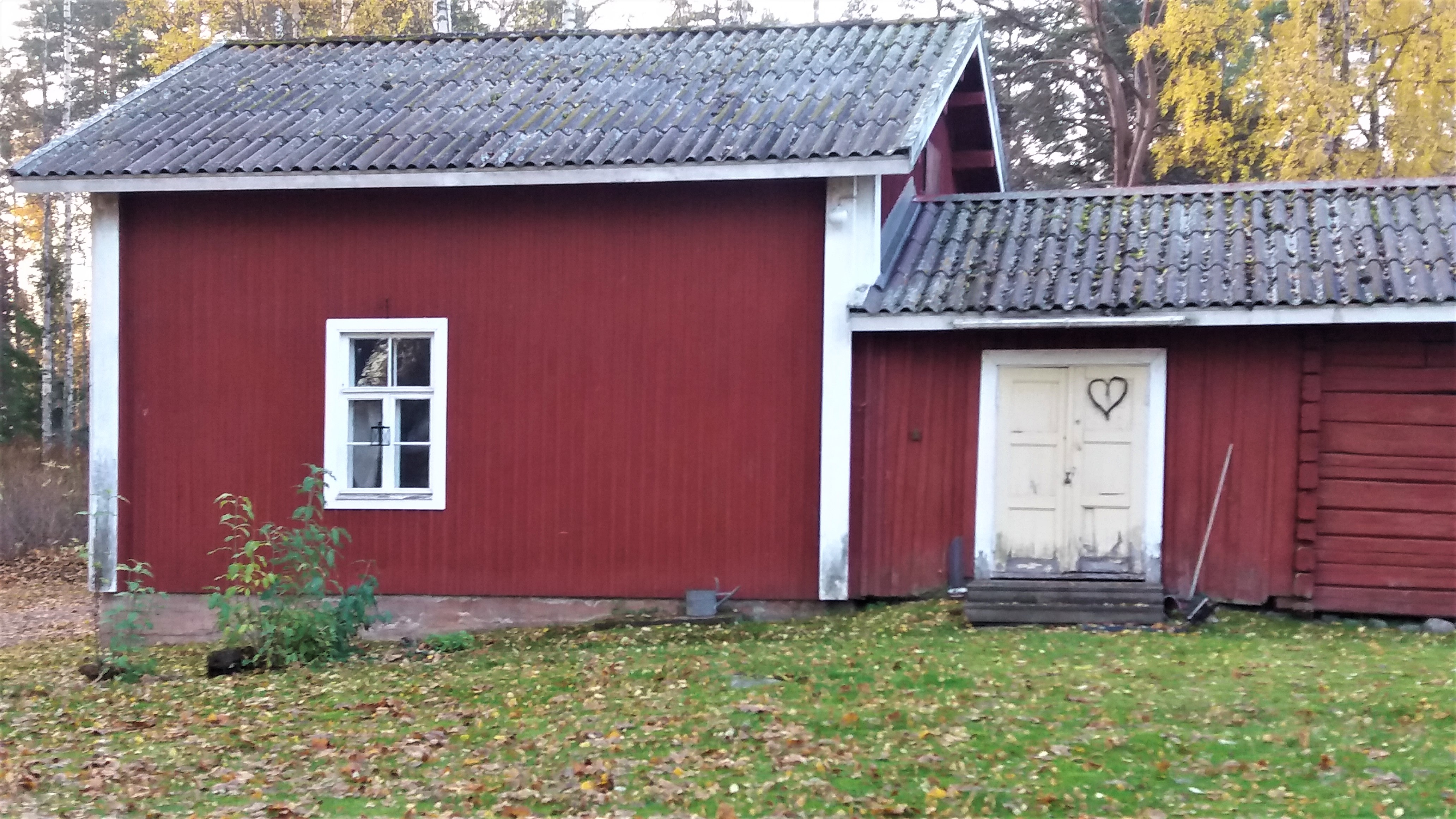 Kuva leivintuvan pääovesta ulkoapäin katsottuna