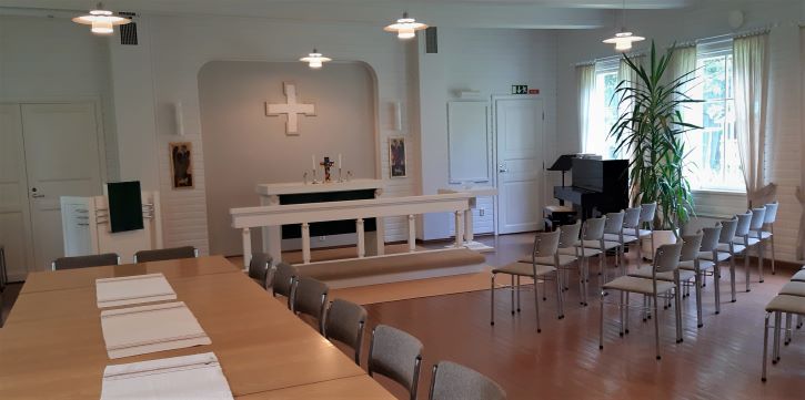 Niemisjärven seurakuntakodin kirkkosali alttariin päin katsottuna