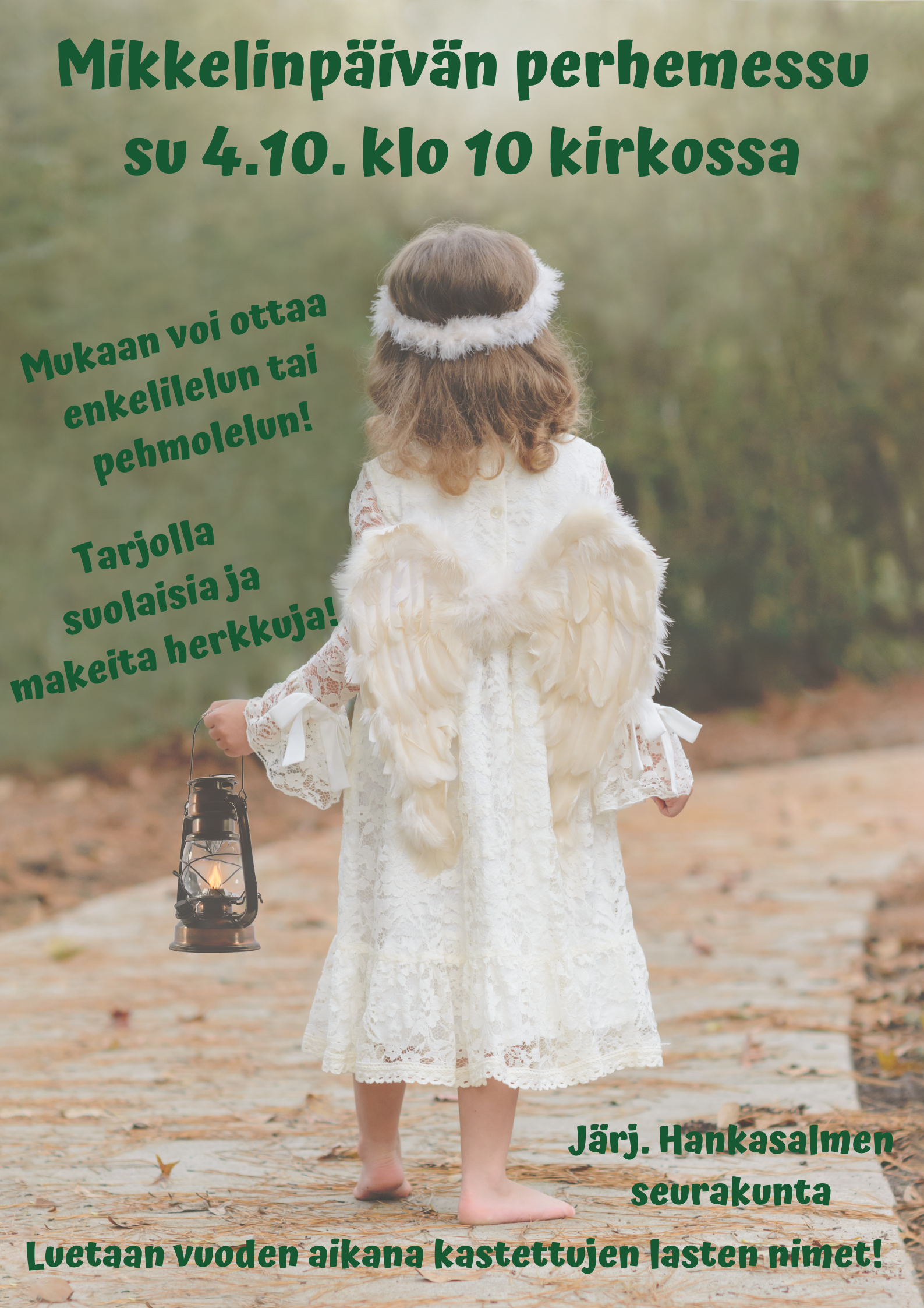 Mikkelinpäivän perhemessu Pieni tyttö valkoisessa enkelipupuvussa kuvattuna takaapäin kävelee tietä lyhty kädessä.